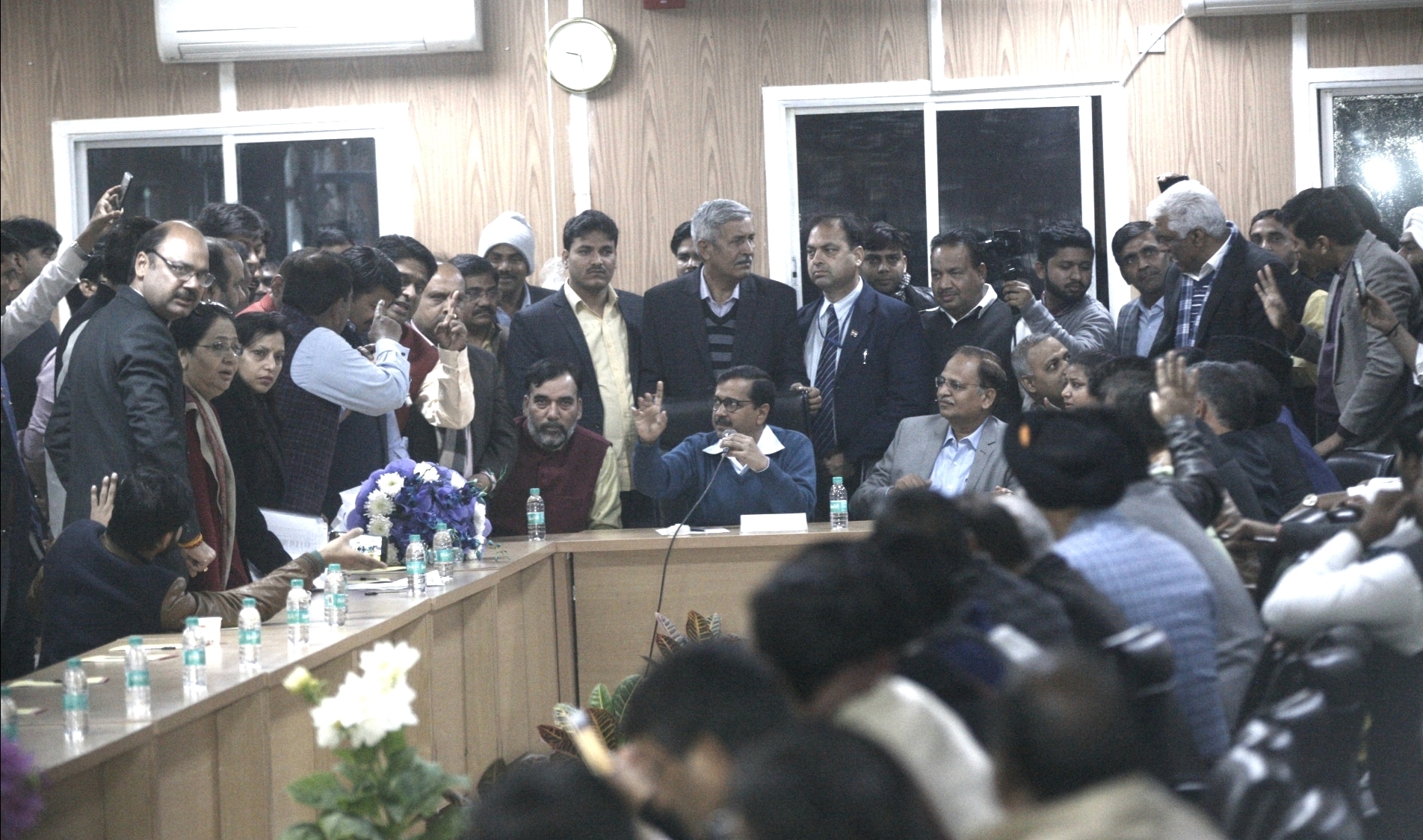 BJP leaders Manoj Tiwari, Vijender Gupta and Meenakshi Lekhi meet Chief Minister Arvind Kejriwal to discuss the sealing drive in January 2018. Photo credit: IANS BJP leaders Manoj Tiwari, Vijender Gupta and Meenakshi Lekhi meet Chief Minister Arvind Kejriwal to discuss the sealing drive in January 2018. Photo credit: IANS